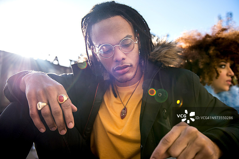 留着脏辫向下看的男人肖像图片素材