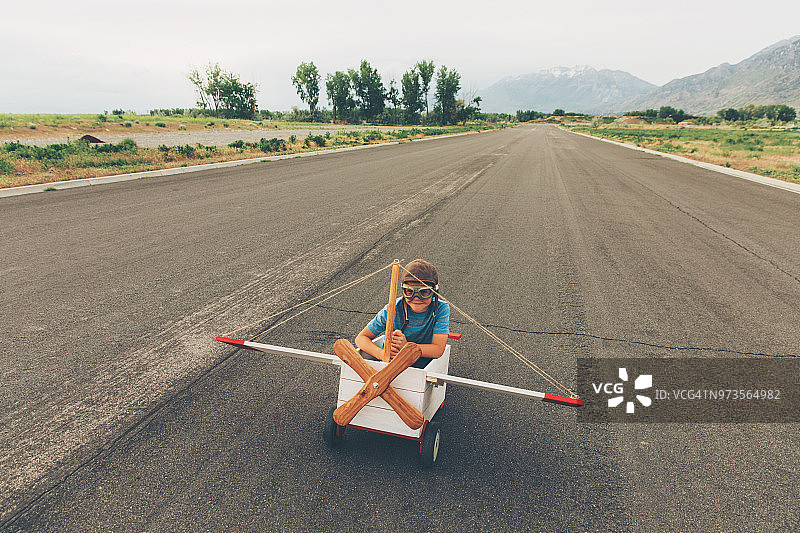 小男孩放飞玩具飞机图片素材