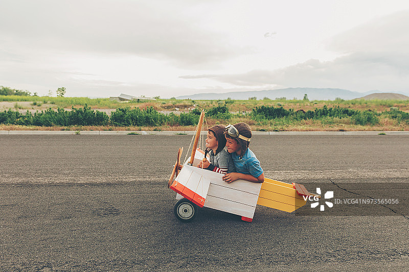 两个小男孩放飞玩具飞机图片素材