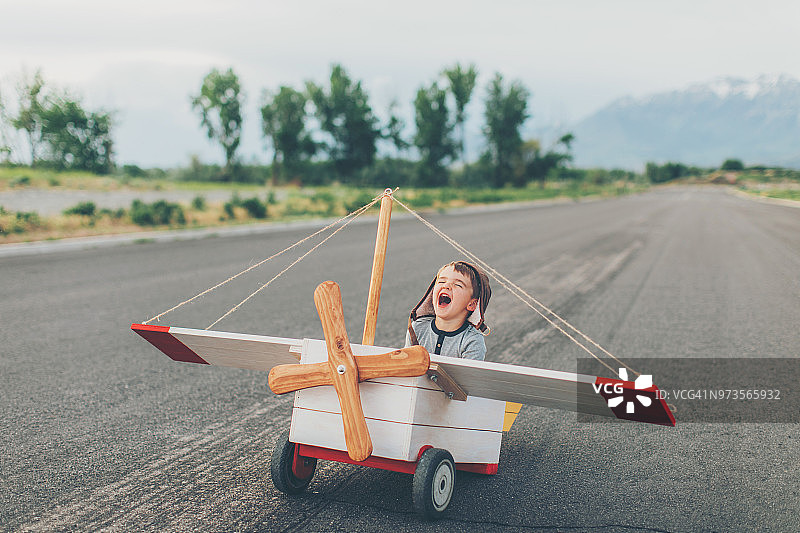 小男孩放飞玩具飞机图片素材