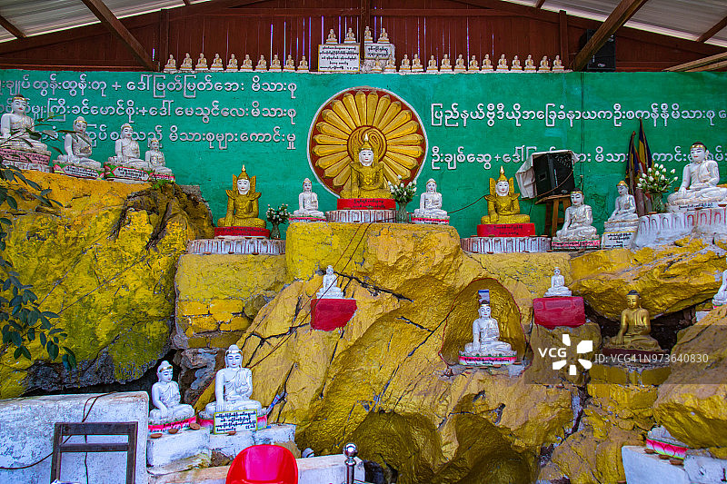 缅甸垒固小洞穴外的佛像图片素材