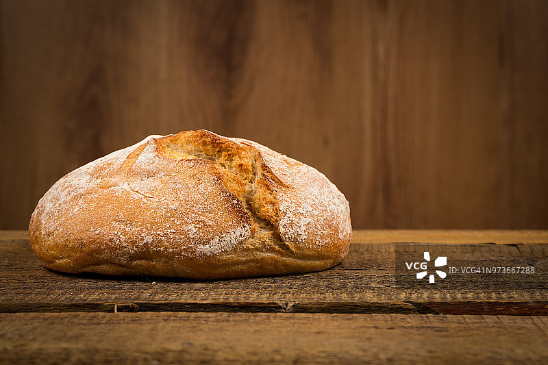 木质背景上的白面包特写图片素材
