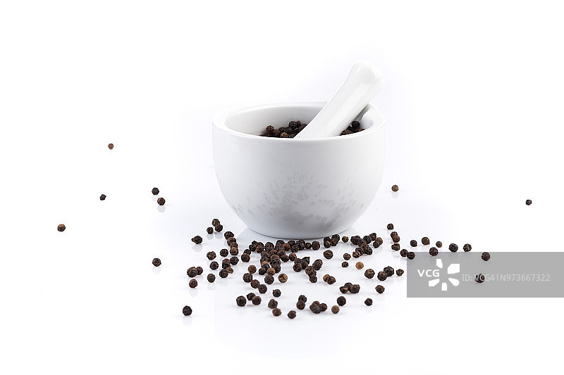研钵和研杵中的黑胡椒图片素材
