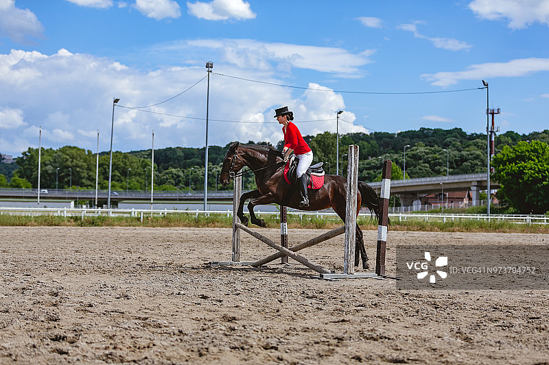 马和骑手表演跳跃图片素材