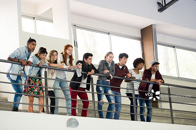 站在夹层观看活动的学生们图片素材