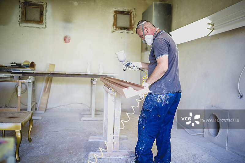 木工在车间油漆木材图片素材