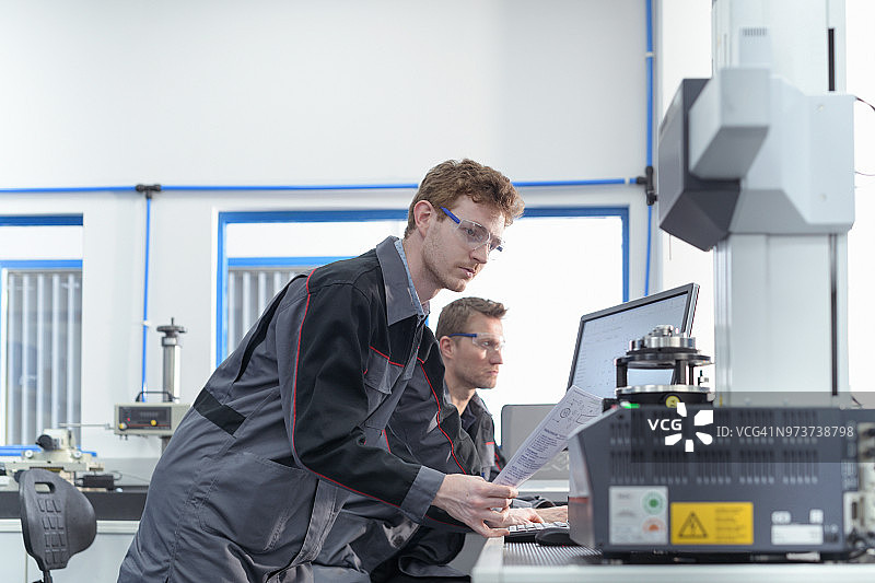 金属冲压厂测试实验室中的工程师图片素材