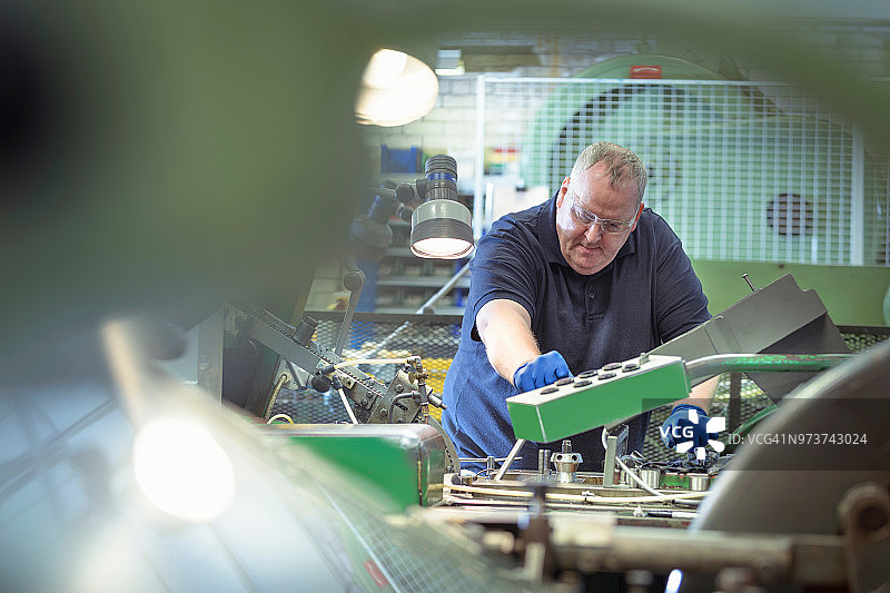 在工程工厂使用机器的工程师图片素材