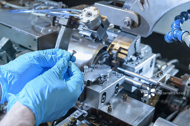 工程师在工程工厂的机器前进行维修的特写图片素材