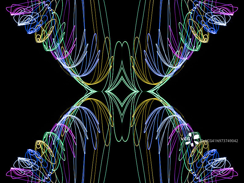 特写：黑色背景上紫罗兰色、绿色和蓝色交织的彩色光束的抽象图案图片素材