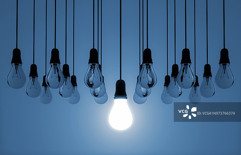 开启的悬挂式灯泡图片素材