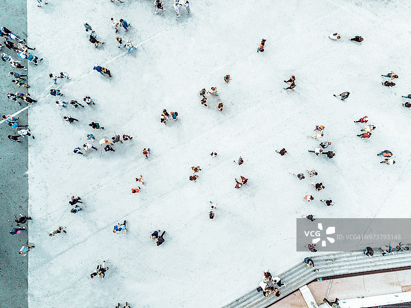 街上人群的高角度照片图片素材