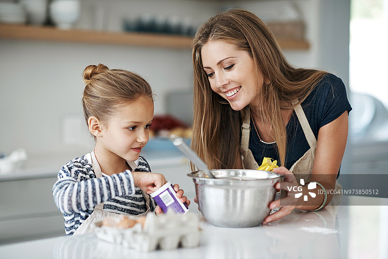 她现在知道什么时候该添加配料了图片素材