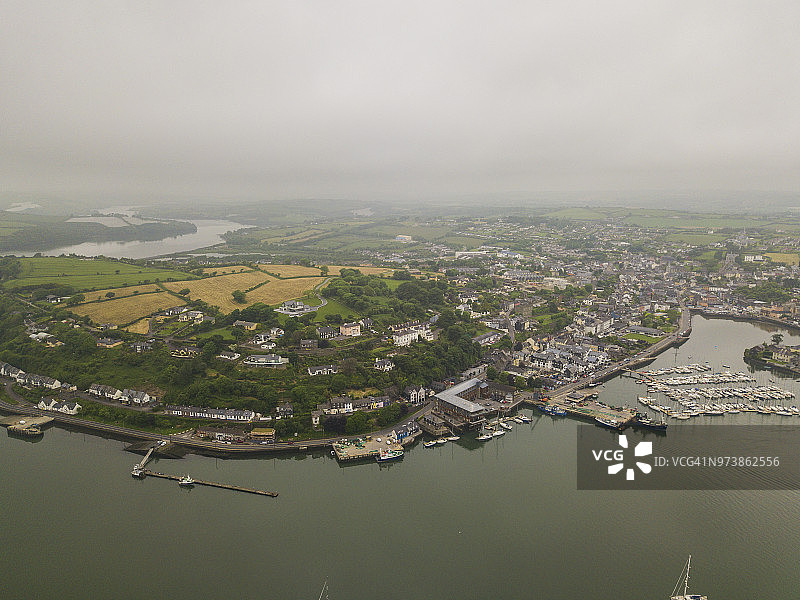 航拍视角：爱尔兰科克郡金塞尔港图片素材