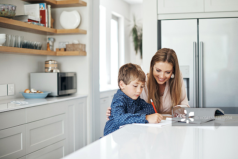 父母的支持有助于孩子走向成功图片素材