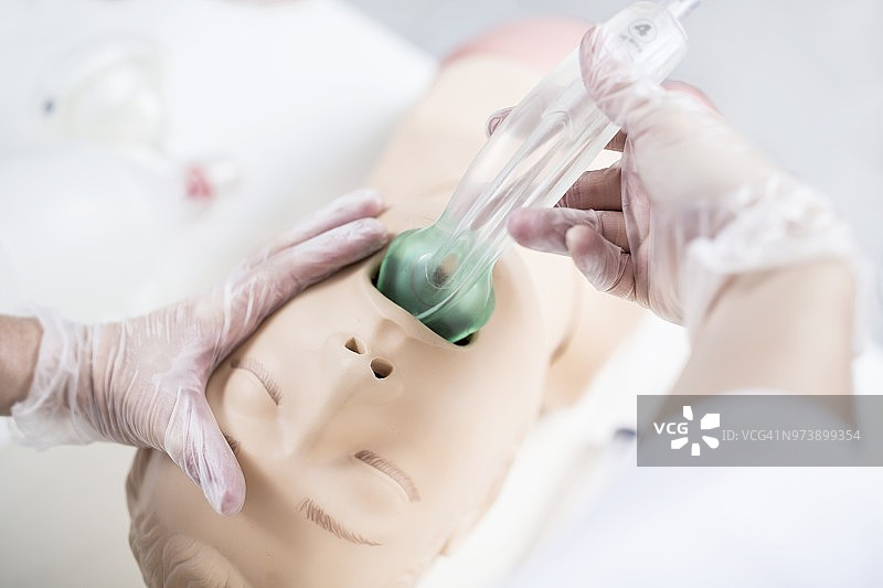 医生在人体模型上练习插管图片素材