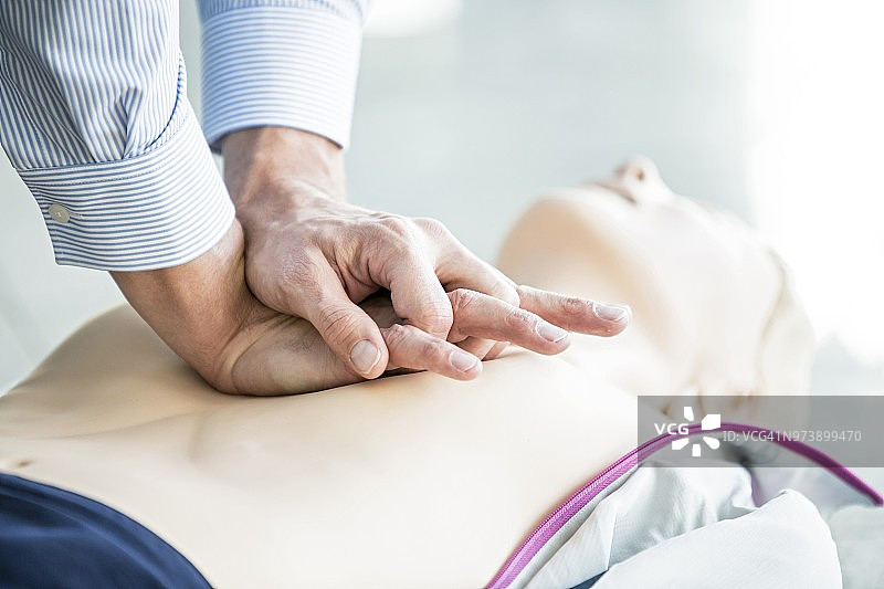 急救员进行胸部按压图片素材