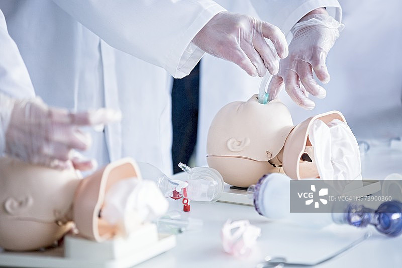 医生进行婴儿插管操作图片素材