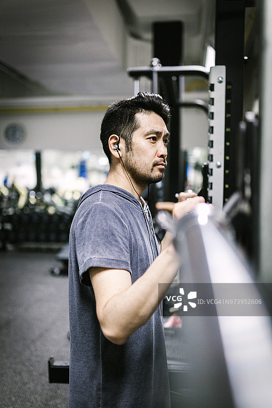 日本男人在健身房用杠铃训练图片素材