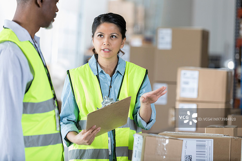 仓库员工讨论客户订单图片素材