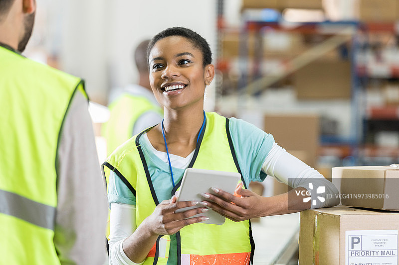 在配送仓库工作的快乐女人图片素材
