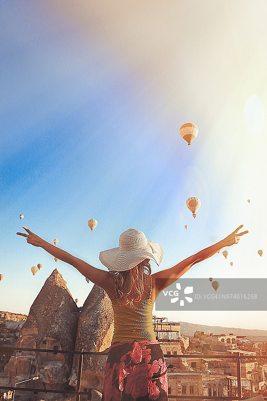 在卡帕多奇亚日落时拥抱自然图片素材