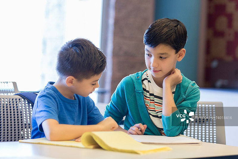 中学生辅导小学生图片素材