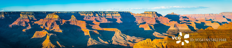 大峡谷国家公园日落时分的金色景观全景，亚利桑那州图片素材