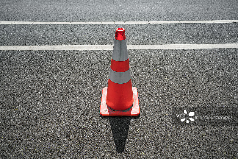 沥青路面上的交通锥警示标志图片素材