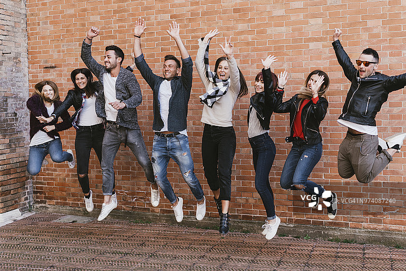 朋友们在城市里一起跳图片素材