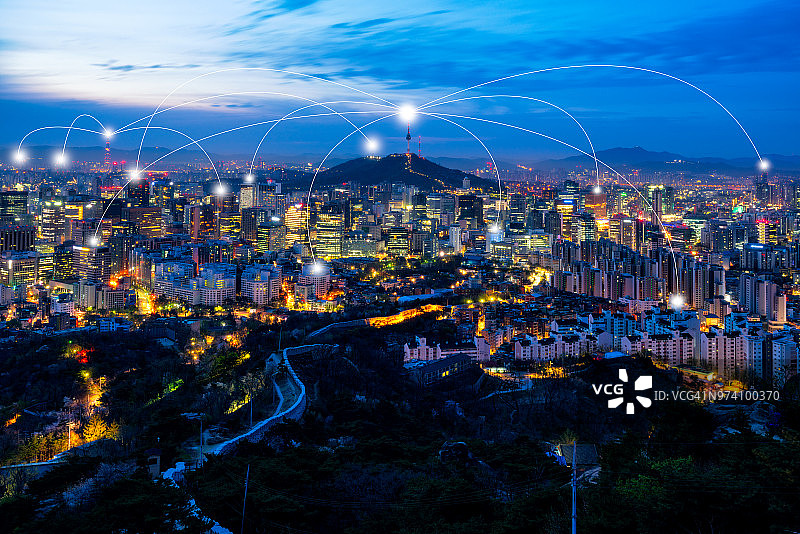 具有网络连接概念的首尔市中心城市天际线图片素材
