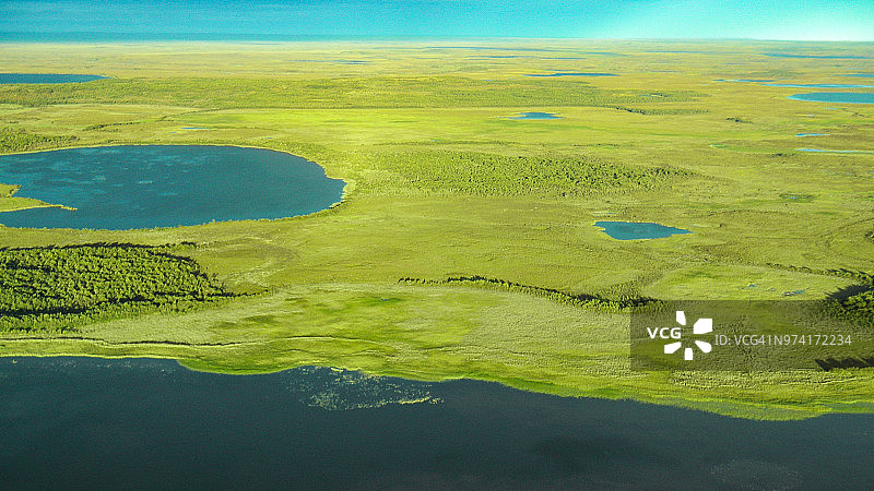 阿拉斯加苔原的湖泊和池塘图片素材
