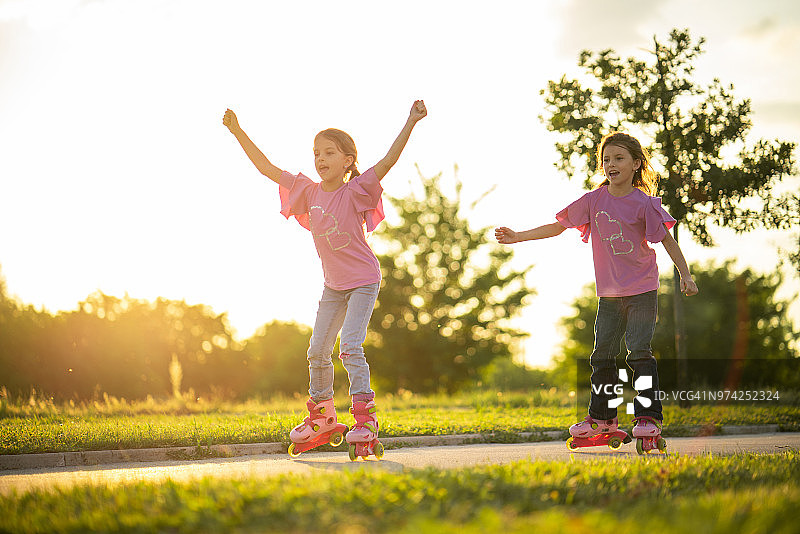 双胞胎姐妹滑旱冰比赛图片素材