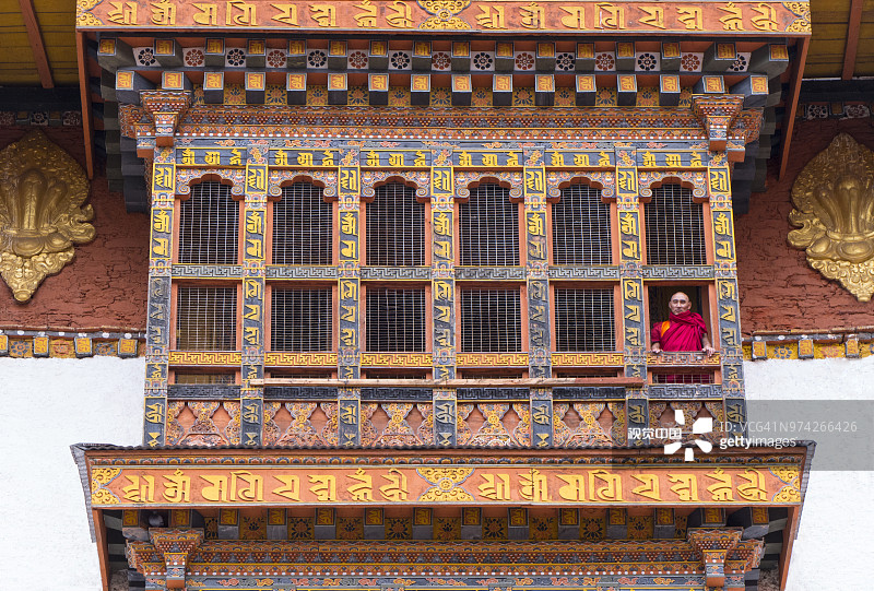 不丹普纳卡宗的窗边僧侣图片素材