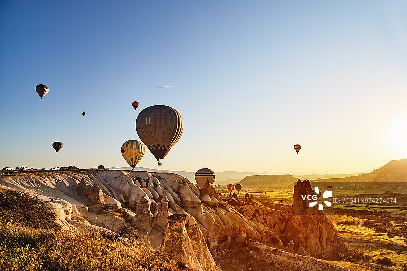 土耳其卡帕多奇亚日落时分的热气球飞行图片素材