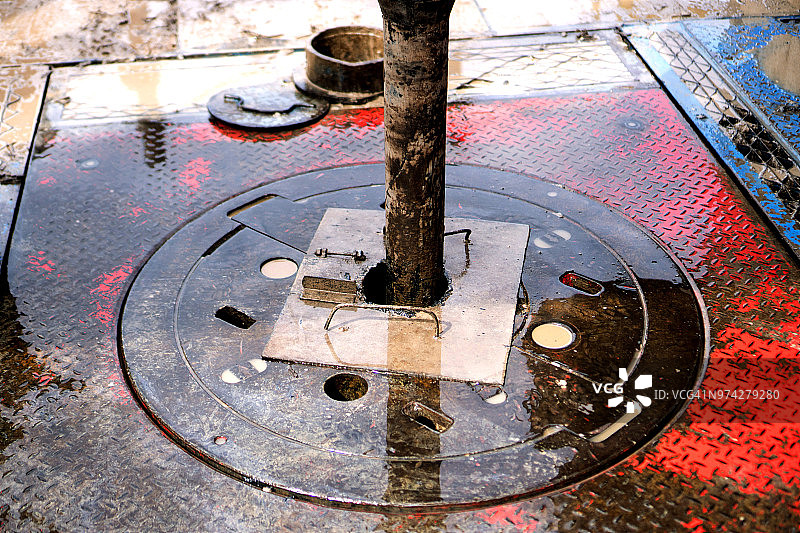 转盘钻机上的钻杆作业，用于天然气钻探图片素材