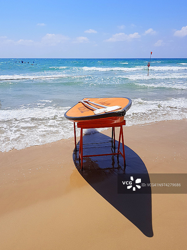 待命的救生员桨板图片素材