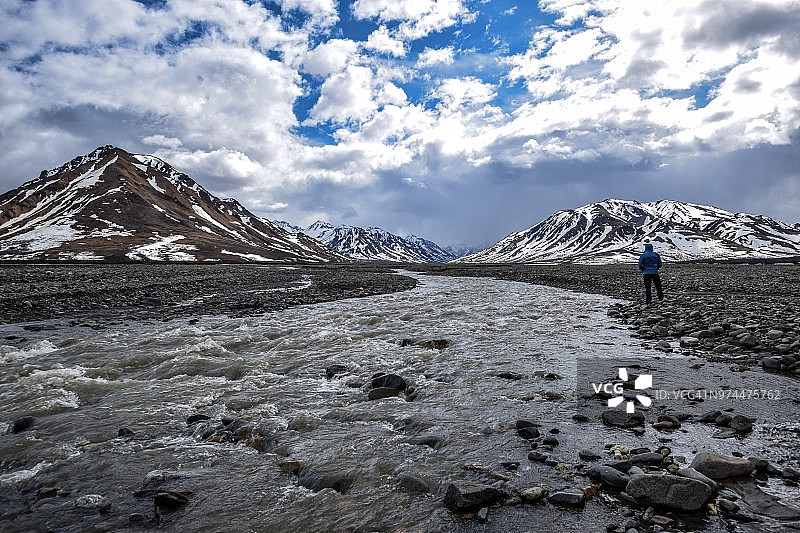 男人看着托克拉特河图片素材