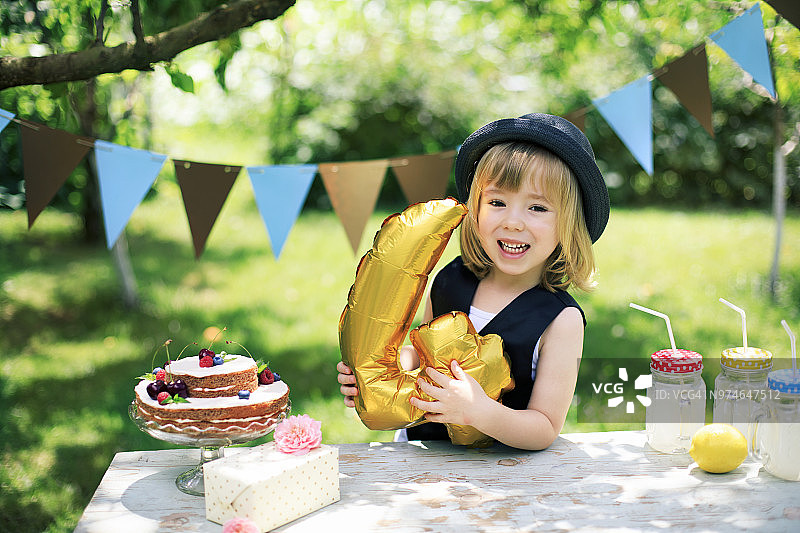 小男孩正在举办生日派对图片素材