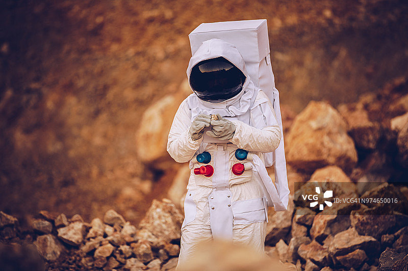 男人独自探索火星图片素材