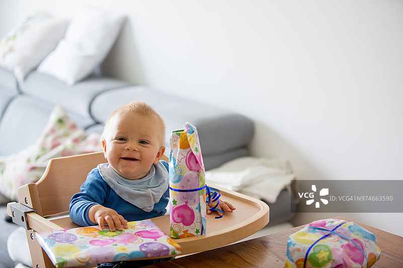 打开生日礼物的小宝宝图片素材
