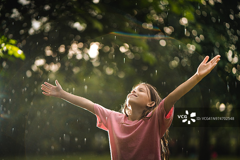 雨中快乐的女孩图片素材