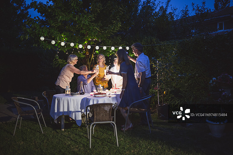 老年人和朋友在户外参加生日派对图片素材