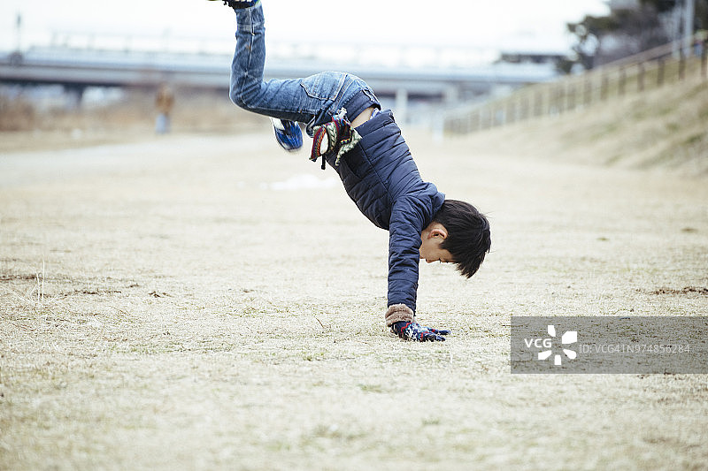 向侧面滚动的男孩图片素材