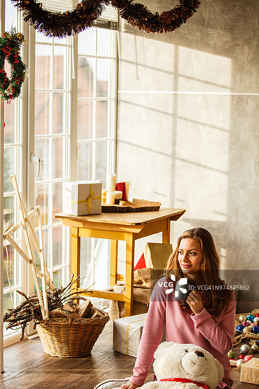 在家喝早咖啡的女人图片素材
