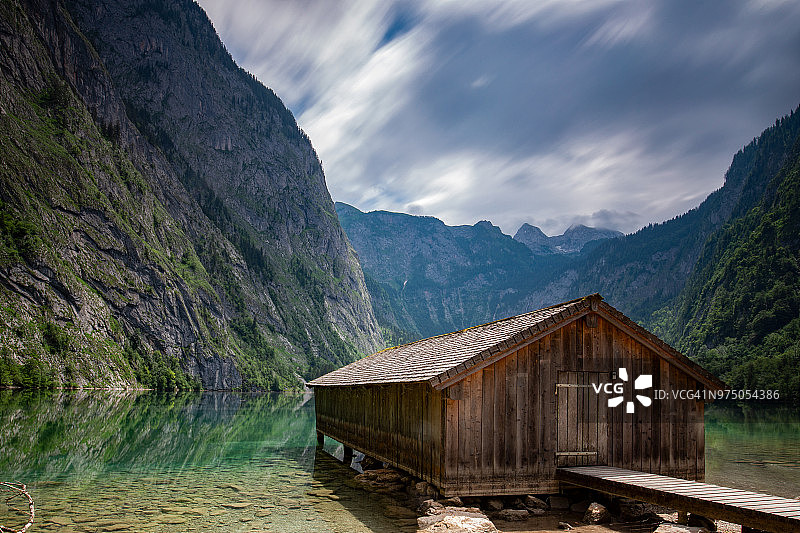 国王湖附近的奥伯湖上的船屋图片素材