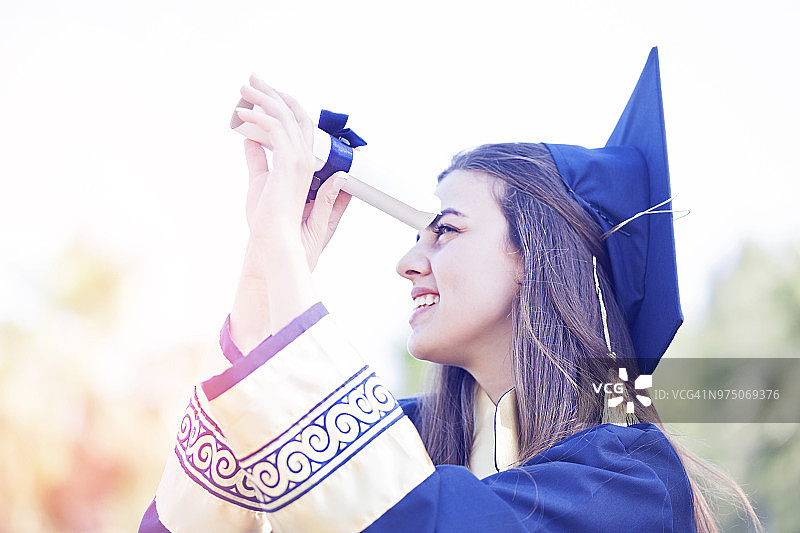 毕业后，年轻女子展望未来图片素材
