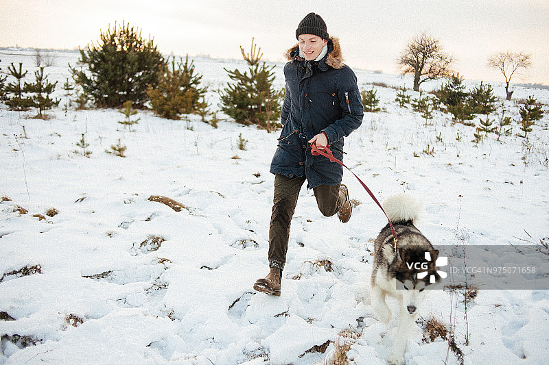 年轻人和狗图片素材