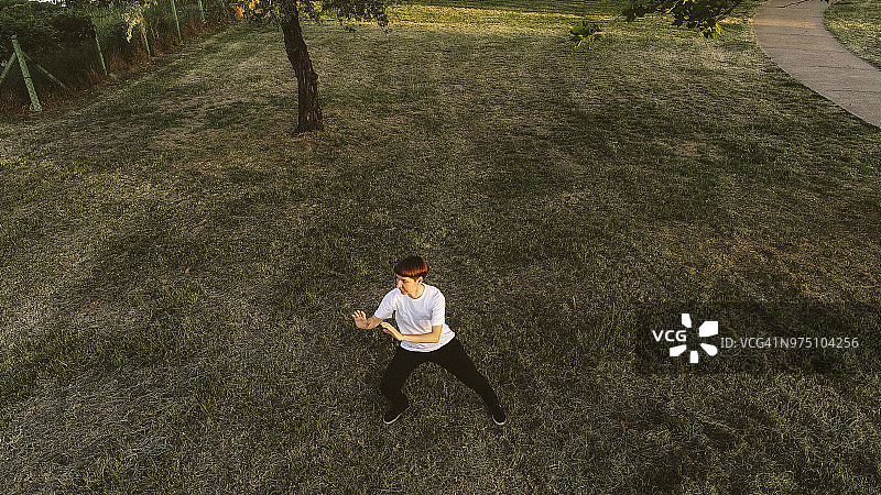 练习太极拳图片素材