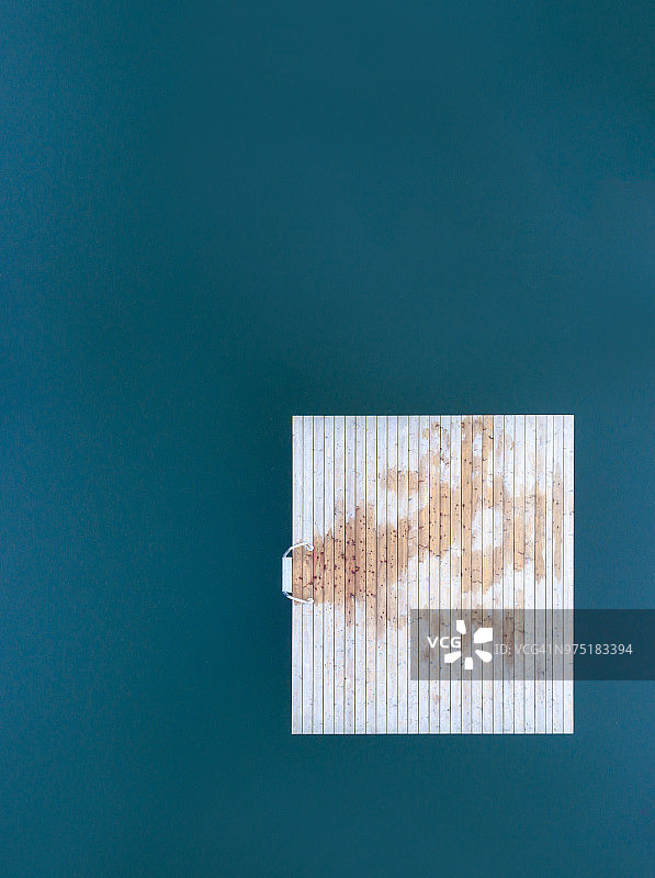 蓝色湖泊中的漂浮岛屿航拍景象图片素材